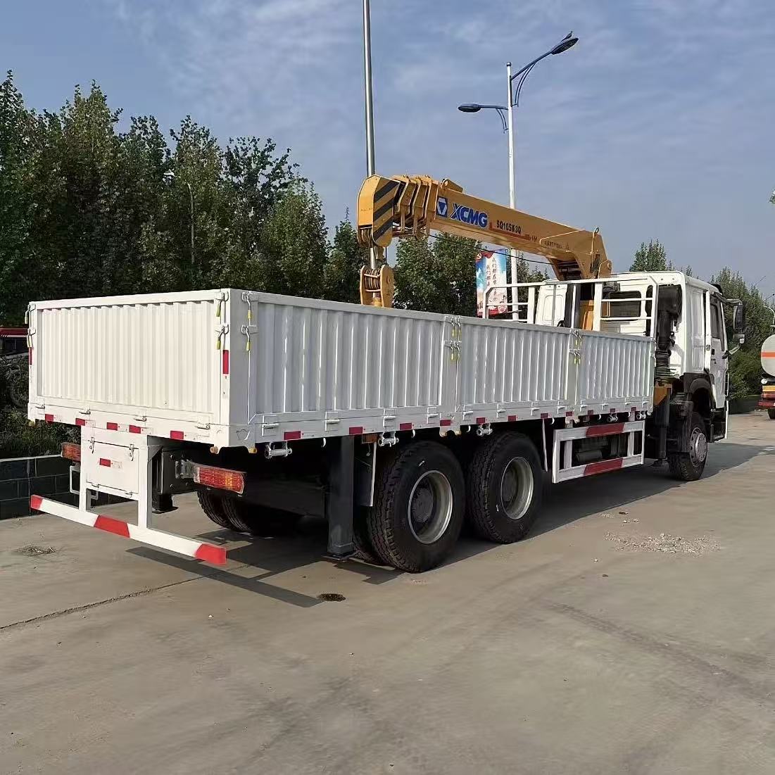 HOWO 371 Truck Mounted Crane